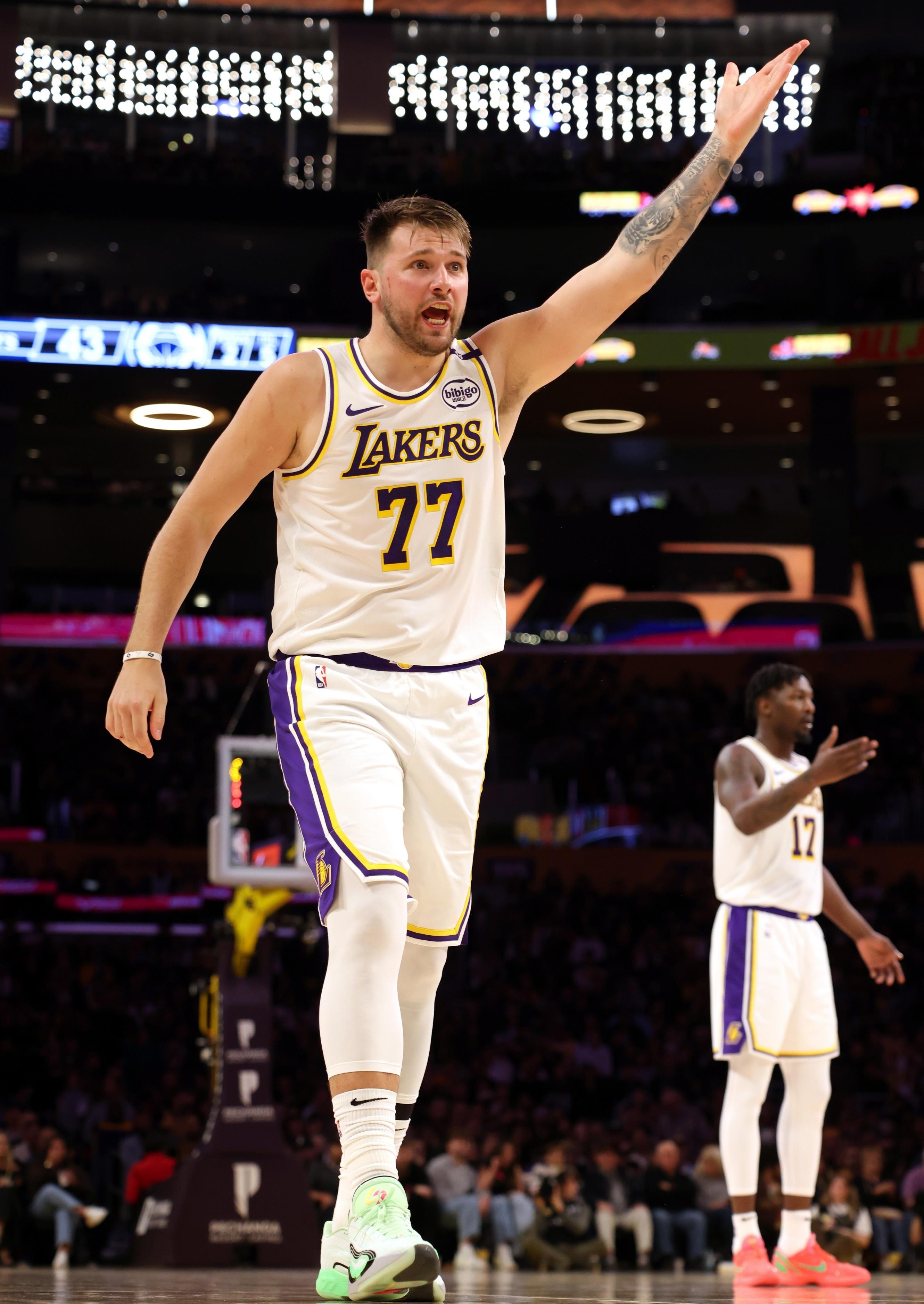 包含NBA季后赛关键时刻再迎强敌；密尔沃基雄鹿防线松动；主帅态度：赛场秩序良好；赛程密集仍需轮换的词条